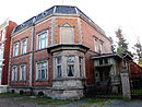 Villa mit Einfriedung, zwei Nebengebäuden, Garten, Gartenlaube