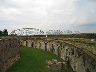 Fort Pike et le pont des Rigolets sur le détroit des Rigolets.