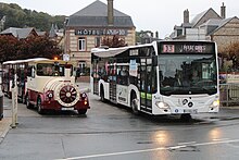 Photographie en couleurs d’un autobus du réseau LiA à Étretat.