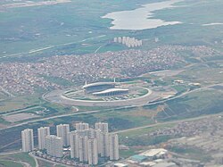 Mahallenin bir bölümünün havadan görünümü (Atatürk Olimpiyat Stadyumu'ndan itibaren fotoğrafın alt kısmı; Nisan 2015)