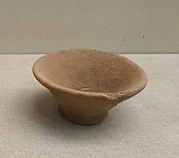红陶碗，出土自祥云红土坡遗址，藏于大理州博物馆