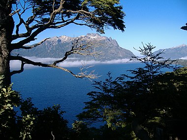 Le lac Huechulafquen est le lac le plus étendu du Parc national Lanín. Situé à 893 mètres d'altitude, il a 30 km de long, pour 5 km de largeur. Le volume d'eau qu'il contient est 14,8 milliards de tonnes.