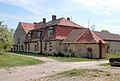 Altes und neues Herrenhaus (Hausnr. 6), Inspektorenhaus (Hausnr. 2), barockes Wohn- und Wirtschaftsgebäude (neben Hausnr. 3), Wirtschaftshof mit drei Stall-Scheunen-Gebäuden, Granittrog, Reste der Schlossgärtnereimauer und Soldatenfriedhof Zweiter Weltkrieg mit Gedenkstele im Gutspark (Einzeldenkmale zu ID-Nr. 09300808)