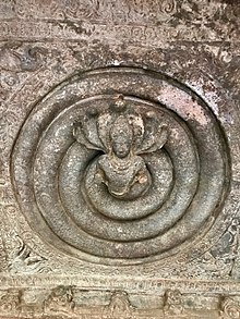 Нагараджа 6-го века в потолке (пещера 1), индуистский пещерный храм Бадами Карнатака.jpg