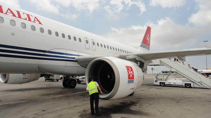 Slika:Air Malta Pre Flight Inspection Airbus A320.jpg