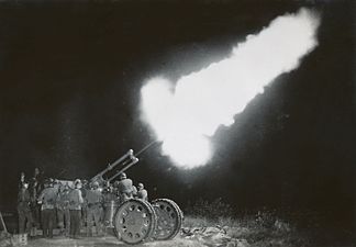 Nattskjutning 1934 A 9 Karlsborg med lvkanon m/30 mot bogserat mål med belysning av fyra strålkastare.