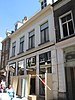 Laat-gotisch woonhuis met een der lange zijden aan de straat, de korte zijden met trapgevels waarop ezelsrugafdekking. Achterhuis (ca. 1600) met mooie puntgevel, waarin vlechtingen, ankers en twee oorspronkelijke vensters met natuurstenen middendorpels