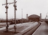 Blick von den Bahnsteigen in die Bahnsteighalle, um 1900