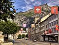 Les drapeaux glaronais pendus à la Bahnhofstrasse de Glaris.