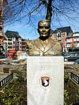 Le général MC Auliffe sur la place de Bastogne