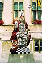 Standbeeld van Sinterklaas voor het gebouw