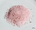Feuchtes Kieselgel ist rosa – es hat sich Cobalt(II)-chlorid-Hexahydrat gebildet.