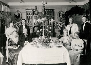 Hagelins släkt, en julafton kring 1910. Husherren sitter till vänster om bordet.