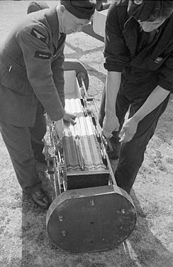Vorbereitung eines Abwurfbehälters für 2‑kg‑Stabbrandbomben im Zweiten Weltkrieg