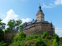 92. Platz: Joachim Schneeleopard mit Burg Falkenstein im Harz: Schildmauerseite im Osten über den Halsgräben