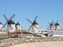 Подобные традиционные ветряные мельницы Ла-Манчи, все еще стоящие на Кампо-де-Криптана, были увековечены в романе «Дон Кихот».