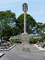 La croix du milieu du cimetière : vue d'ensemble.