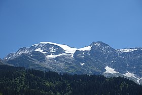 Le glacier d'Armancette dominé par les dômes de Miage (à gauche) et l'aiguille de la Bérangère (à droite) vus depuis les Contamines-Montjoie à l'ouest.