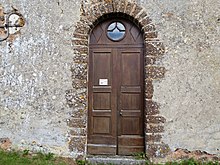 Entrée de la chapelle Saint-Benoist avec plaque de l'ordre de Tiron.