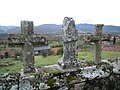 Cruces e figura antropomorfa no muro da igrexa