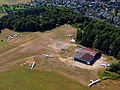 Luftaufnahme aus Süden: links oben bis mittig oben – das Wald- und Hügelgebiet: Lage der ehemaligen Königspfalz