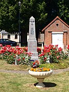 Le monument aux morts et ancienne remise à incendie