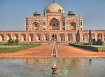 Fountain at the centre of the Charbagh, surrounding Humayun's Tomb.jpg