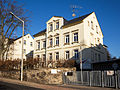 Wohnhaus in offener Bebauung, mit Stützmauer