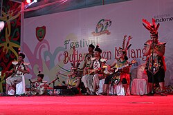 A Karungut Music Group Performance in Isen Mulang Cultural Festival in 2018. To the left of the group it can be seen that the group played three main musical instruments of Dayak people i.e. Japen or Kacapi, Gandang Manca, and Garantung. Grup Musik Karungut.JPG