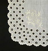 Detalle de pañuelo bordado con ojales. Alemania o Suiza, siglo XIX.