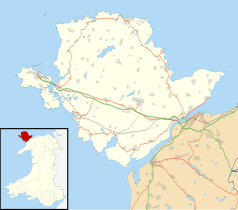 Mapa konturowa Anglesey, blisko górnej krawiędzi nieco na prawo znajduje się punkt z opisem „Latarnia morska Point Lynas”