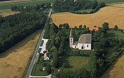 Källunge kyrka med omgivningar.