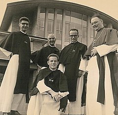 Kruisheren 1964 Регулярные каноны ордена Sanctae Crucis.jpg
