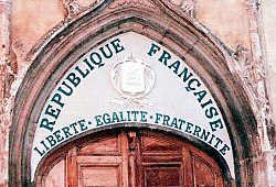 Devise de l’État français sur le tympan d’une église.