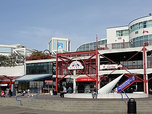 La fontaine à l'extérieur du marché public au quai Lonsdale.