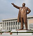 Outra vista da antiga estátua de Kim Il-sung, o representante mais jovem e com uma jaqueta diferente.
