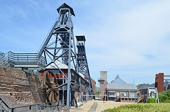 Chevalements du charbonnages du Bois du Cazier à Marcinelle où 262 mineurs ont été tués le 8 août 1956. (définition réelle 4 523 × 2 996)