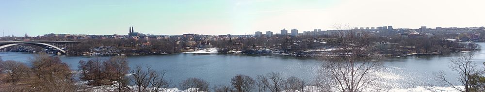 Mariebergsfjärden, udsigt fra Kungsholmen mod syd, mod Långholmen og Södermalm. Længst til venstre ses Västerbron; marts 2011.