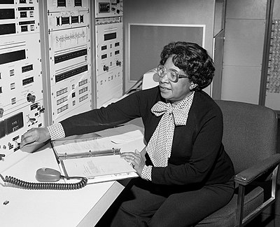 Mary Jackson (1921–2005), ahli matematika dan insinyur ruang angkasa Afrika-Amerika, di Komite Penasihat Nasional untuk Aeronautika, yang digantikan oleh NASA pada tahun 1958.