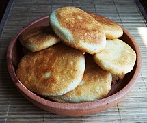 Mtchadi, pains de farine de maïs (ici, petits et frits dans l'huile).