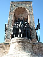 Памятник на площади Таксим в Стамбуле