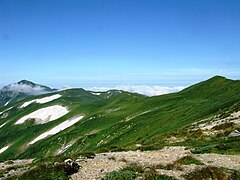 飯豊山、左奥に大日岳