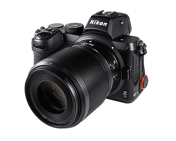 图为配上尼克尔50mm f/1.8S镜头的尼康Z5照相机。