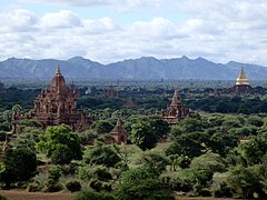 Die bis zu 400 Meter hohe Tu Yin Hügelkette unweit von Bagan im Township Nyaung-U