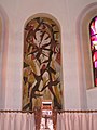 Obraz na oltářem, jež znázorňuje stylizovanou berlu s trny a kapkami krve připomínajícími Kristovu trnovou korunu