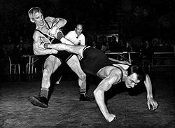 Anderberg heittämässä vastustajaansa vapaapainin Ruotsin-mestaruuskilpailuissa vuonna 1946.