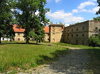 Neopravené části hospodářského dvora (pivovar a sýpka)