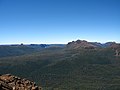 Вид с горы Пелион-Уэст — справа гора Осса (Mount Ossa, самая высокая гора Тасмании), слева шпиль горы Пелион-Ист (Pelion East)