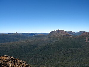 Il monte Ossa, la più alta vetta della Tasmania, vista dal Pelion Ovest sulla destra. Sulla sinistra, il Pelion Est con la sua caratteristica cima appuntita