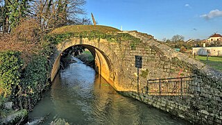 L'ancien pont ferroviaire sur le ruisseau de la Vèze.